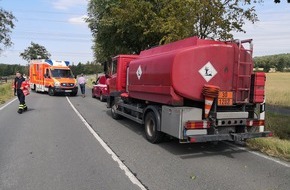 Freiwillige Feuerwehr Werne: FW-WRN: TH_ABC_1 - LZ1 - LG2 - Anhänger mit Öl losgerissen / großer Anhänger liegt im Graben / Heizöl gelagert / Leck geschlagen
