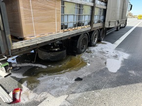 FW Helmstedt: Verkehrsunfall LKW, auslaufende Fl&uuml;ssigkeiten