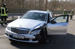 Polizei Rheinisch-Bergischer Kreis: POL-RBK: Leichlingen - Bewusstloser Fahrer gerät in den Gegenverkehr