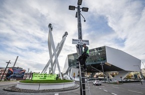 Robin Wood e.V.: Gegen Waldrodung für Teststrecken-Ausbau: ROBIN WOOD benennt Porsche-Platz in Stuttgart um