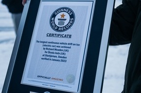 Skoda Auto Deutschland GmbH: Škoda Enyaq RS iV driftet 7,351 km über Eis und stellt zwei GUINNESS WORLD RECORDS™ auf