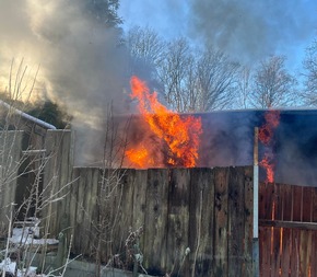 FW-AR: Brand in Gartenhütte erfolgreich gelöscht- Umfangreicher Einsatz der Feuerwehr