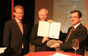 Kolping Deutschland gGmbH: Adolph-Kolping-Plakette verliehen / Professor Hans-Joachim Meyer ist der erste Tr&auml;ger der Auszeichnung des Kolpingwerkes Deutschland (mit Bild)