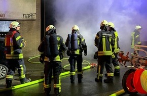 Feuerwehr Mülheim an der Ruhr: FW-MH: Brennende Mülltonne in einer Hofeinfahrt - Feuerwehr verhindert übergreifen.