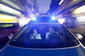 Polizei Mettmann: POL-ME: Unter Alkoholeinfluss Verkehrsunfall verursacht und geflüchtet - Hilden - 2105093