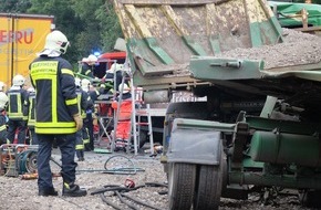Feuerwehr Gelsenkirchen: FW-GE: Drei Schwerverletzte bei einem Verkehrsunfall auf der Autobahn 42 im Bereich der Auffahrt Bismarck in Gelsenkirchen.