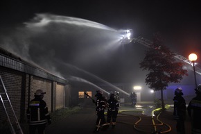 FW-KLE: Containerbrand führt zu ausgedehntem Dachstuhlbrand an einem Drogeriemarkt / Hausbewohner mussten von der Feuerwehr evakuiert werden