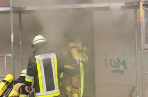 Feuerwehr Essen: FW-E: Kellerbrand in einem Mehrfamilienhaus - zwei Personen über Drehleiter gerettet.