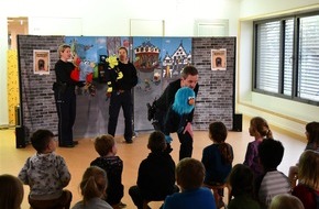 Polizei Paderborn: POL-PB: Nachtrag weitere Fotos zur Pressemitteilung: Premiere für die Puppenbühne der Polizei Paderborn