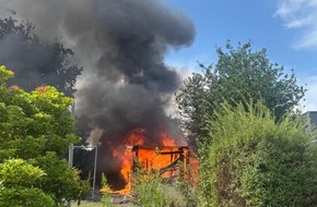 Feuerwehr Stadt Geestland: FW Geestland: Gartenh&uuml;tte in Bad Bederkesa in Vollbrand