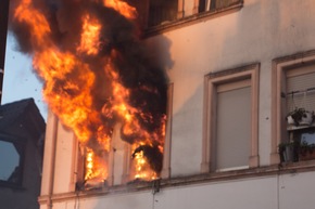 FW Menden: Feuerwehr Menden rettet 12 Personen bei Wohnungsbrand