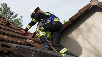 Freiwillige Feuerwehr Celle: FW Celle: Auf den Dächern von Celle - Fortbildung "Arbeiten im absturzgefährdeten Bereich"