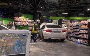 Feuerwehr Bochum: FW-BO: Kurioser Unfall in der Nacht zu Dienstag - PKW fährt in Tankstellenverkaufsraum