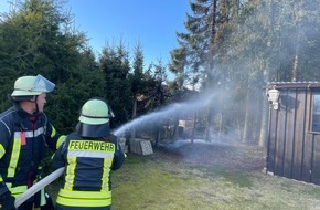 Freiwillige Feuerwehr Celle: FW Celle: Heckenbrand in Hustedt droht auf Gartenhaus überzugreifen