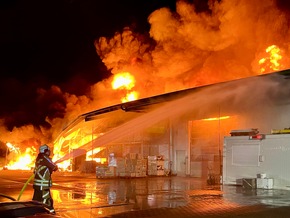 FW Hünxe: Abschlussmeldung: Halle eines Gewerbebetriebs in Vollbrand