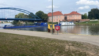 Wasserschutzpolizeistation Nienburg: POL-WSPST Nienburg: Binnenschiff fällt in der Weser quer