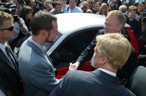 Ford-Werke GmbH: Königlich: Kronprinz Haakon lässt sich Ford-Elektroauto TH!NK City
vorführen