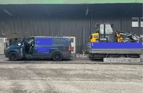 Polizeiinspektion Cuxhaven: POL-CUX: Kontrolle eines Transporter-Anhänger-Gespanns auf der BAB - Fahrzeugführer wiederholt unbelehrbar (Foto im Anhang)