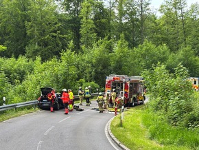 KFV Bodenseekreis: Feuerwehr rettet zwei Fahrzeuglenker aus Fahrzeugen nach schwerem Verkehrsunfall auf K7783