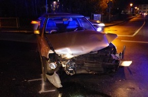 Polizei Düren: POL-DN: Eine Leichtverletzte und hoher Sachschaden nach Unfall in Kreuzau