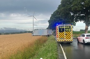 Polizei Bielefeld: POL-BI: LKW bei Unfall aufgerissen