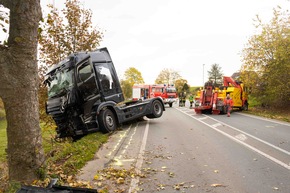 FW Schalksmühle: Verkehrsunfall - LKW prallt gegen Baum