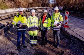 RheinEnergie AG: Neue Wassertransportleitung in Rodenkirchen - Bezirksb&uuml;rgermeisterin Dr. Sabine M&uuml;ller besucht die Baustelle
