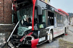 Kreispolizeibehörde Märkischer Kreis: POL-MK: 13 zum Teil schwer Verletzte nach Verkehrsunfall mit Linienbus