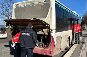 Polizeipräsidium Mittelhessen - Pressestelle Wetterau: POL-WE: + Schulbuskontrollen des Wetterauer Verkehrsdienstes + Einbrecher erbeuten Bargeld und Schmuck + Tür hält Aufbruchsversuch stand + In Einfamilienhaus eingestiegen +