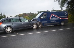 Kreispolizeibehörde Herford: POL-HF: Unfall im Gegenverkehr- Fahrer verletzt