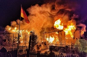 Feuerwehr Neuss: FW-NE: Brand in einer Kleingartenanlage in Neuss-Meertal | Eine leichtverletzte Person