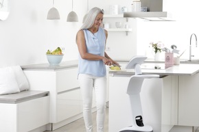 Selbstbestimmt im Alter: Home-Care-Robot medisana temi ist digitaler Helfer für Senioren im Alltag
