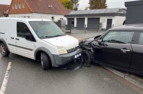 Kreispolizeibehörde Herford: POL-HF: Verkehrsunfall mit Personenschaden - Transit fährt in Gegenverkehr