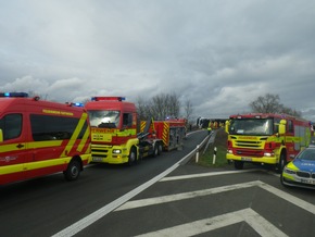 FW Ratingen: schwerer LKW- Unfall in Ratingen - LKW umgekippt - 700l Dieselkraftstoff ausgelaufen - bebildert