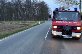 Feuerwehr Flotwedel: FW Flotwedel: Feuerwehr sichert Kreuzungsbereich wegen Ölspur