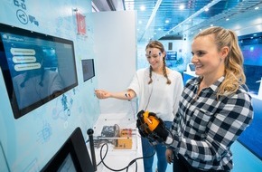 Programm COACHING4FUTURE der Baden-Württemberg Stiftung gGmbH: Realschule Karlsbad: Hightech-Truck begeistert für digitale Arbeitswelt (20.-22.09.)