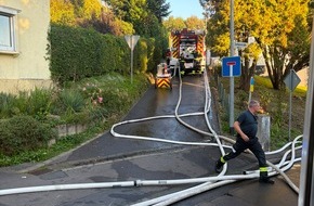 Freiwillige Feuerwehr Hennef: FW Hennef: B4 - Dachstuhlbrand, Sirenenalarm in Hennef