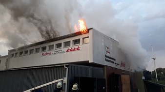 FW Bremerhaven: Großbrand beim Bremerhavener Ruderverein