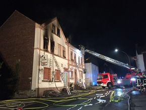 FW Menden: Feuerwehr Menden rettet 12 Personen bei Wohnungsbrand