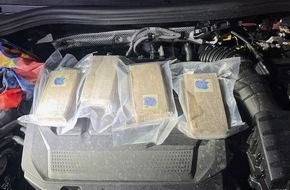 Zollfahndungsamt Hamburg: ZOLL-HH: Kiloweise Drogen auf der Vorderachse Heroin und Kokain im Wert von 150.000 Euro wurden unter Einsatz eines Zollhundes im Motorraum eines Fahrzeuges entdeckt.