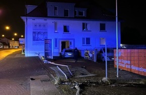 Polizei Bielefeld: POL-BI: PKW-Fahrer gelingt nach Unfall zu Fuß die Flucht - Zeugen gesucht