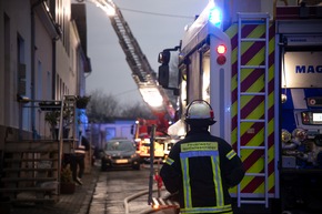 FW LK Neunkirchen: Rauchsäule weist Feuerwehr den Weg - Mehrparteienhaus nach Brand unbewohnbar