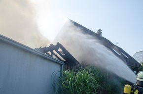 Kreisfeuerwehrverband Rendsburg-Eckernförde: FW-RD: Feuer zerstört Carport und PKW Quarnbek - (Kreis Rendsburg-Eckernförde), 17.07.2021, 16:01 Uhr Feuer Standard, 16:16 Uhr Feuer Größer als Standard (FEU 2)