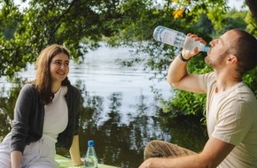 Informationszentrale Deutsches Mineralwasser: Was trinkt Deutschland am liebsten? Natürliches Mineralwasser!