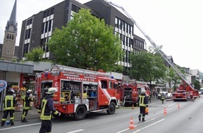 Feuerwehr Lennestadt: FW-OE: Rauchentwicklung aus Fahrstuhlschacht - zwei Personen vorsorglich ins Krankenhaus gebracht