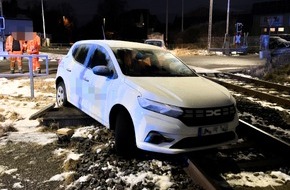 Kreispolizeibehörde Unna: POL-UN: Fröndenberg - Verkehrsunfall auf Bahnübergang an der Ardeyer Straße