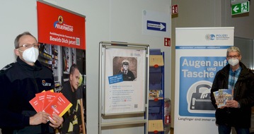 Polizei Mönchengladbach: POL-MG: Polizei wartet im Impfzentrum mit Tipps für Senioren auf - Seite an Seite mit der Feuerwehr