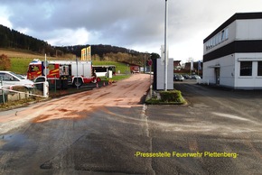 FW-PL: Autotransporter platzte Hydraulikschlauch im OT-Teindeln. Feuerwehr und untere Wasserbehörde im Einsatz