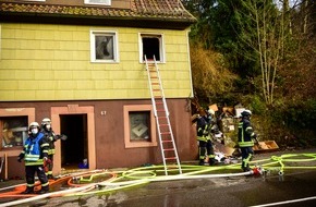 Kreisfeuerwehrverband Calw e.V.: KFV-CW: Brand im 1. OG in Wohnhaus. Eine männliche Person noch vor Ort verstorben.