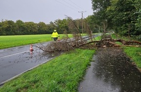 Freiwillige Feuerwehr Hünxe: FW Hünxe: Baum blockiert Straße und Radweg